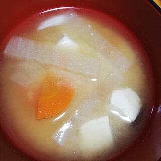 基本の味噌汁（大根、豆腐、人参）